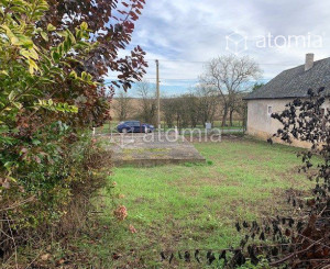 Pekný pozemok s dvomi drevostavbami a základovou doskou