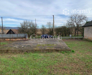 Pekný pozemok s dvomi drevostavbami a základovou doskou