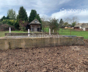 Pekný pozemok s dvomi drevostavbami a základovou doskou