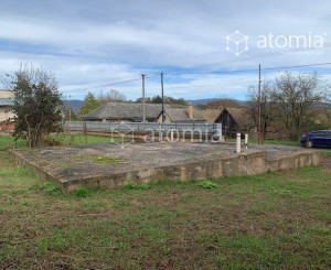 Pekný pozemok s dvomi drevostavbami a základovou doskou