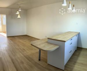 Na prenájom moderný úplne prerobený nezariadený 3-izbový byt