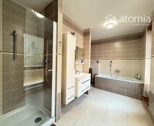 Moderný rodinný dom s 3 spálňami a šatníkom | Panoráma