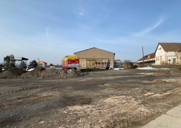 Na predaj hala s veľkým pozemkom