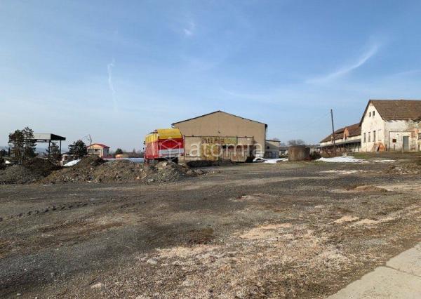 Na predaj hala s veľkým pozemkom