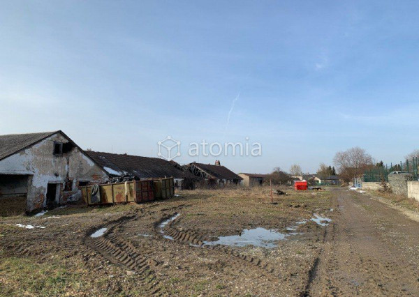 Na predaj haly a pozemok