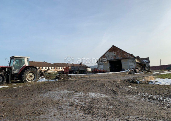 Na predaj haly a pozemok