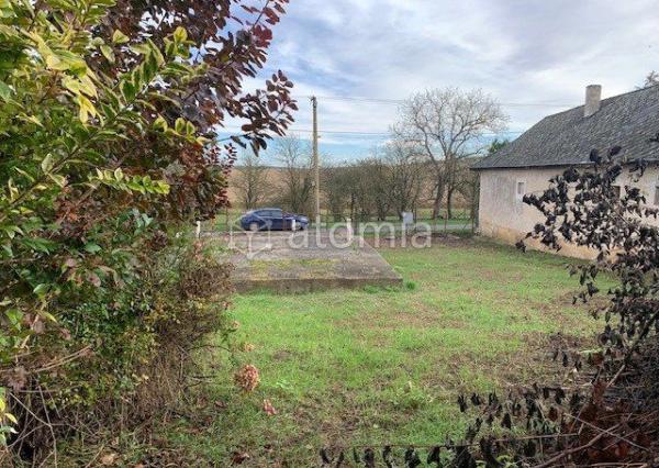 Pekný pozemok s dvomi drevostavbami a základovou doskou