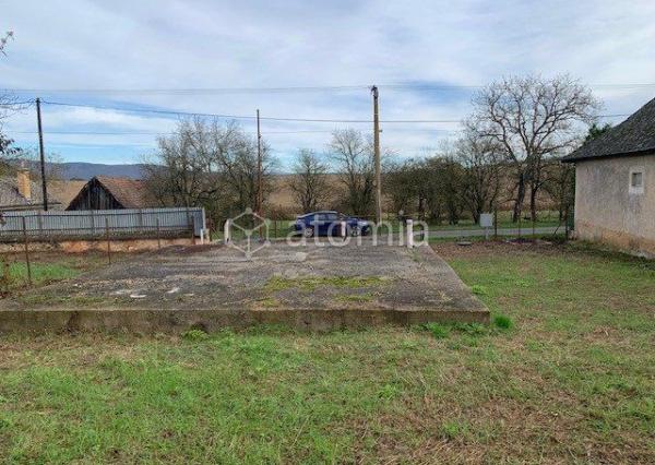 Pekný pozemok s dvomi drevostavbami a základovou doskou