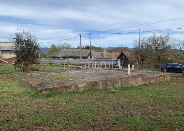 Pekný pozemok s dvomi drevostavbami a základovou doskou