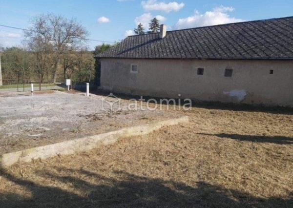 Pekný pozemok s dvomi drevostavbami a základovou doskou