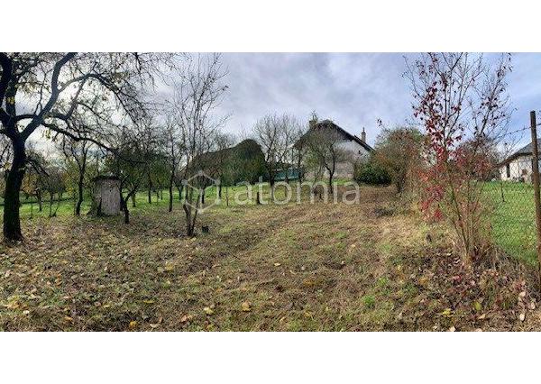 Pekný pozemok s dvomi drevostavbami a základovou doskou