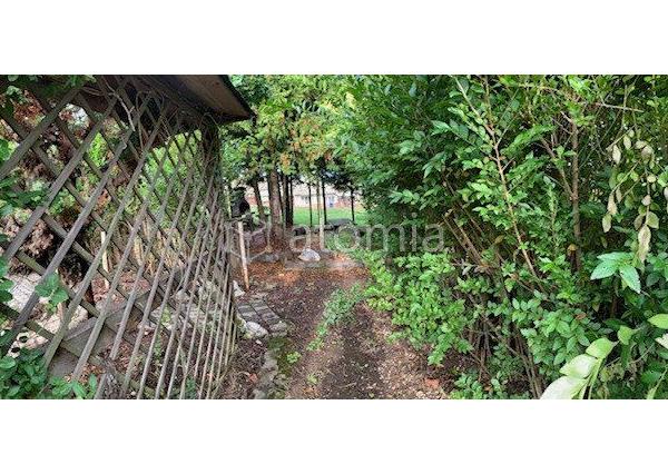 Pekný pozemok s dvomi drevostavbami a základovou doskou