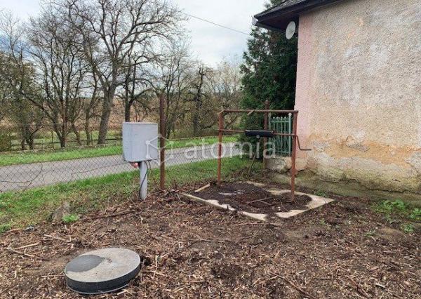 Pekný pozemok s dvomi drevostavbami a základovou doskou