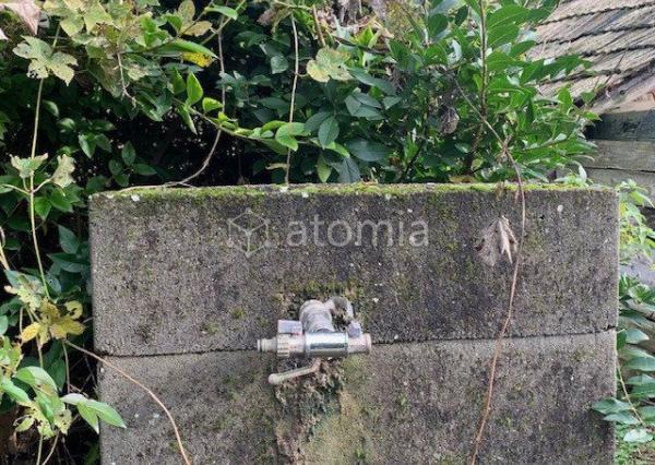 Pekný pozemok s dvomi drevostavbami a základovou doskou