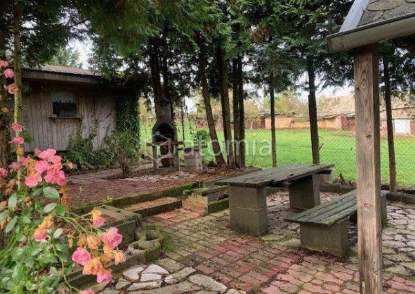 Pekný pozemok s dvomi drevostavbami a základovou doskou