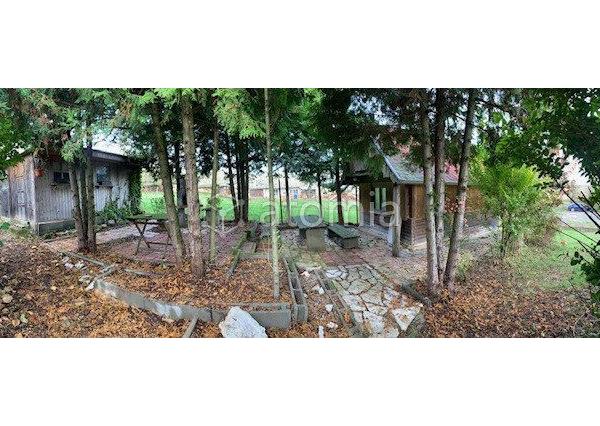 Pekný pozemok s dvomi drevostavbami a základovou doskou