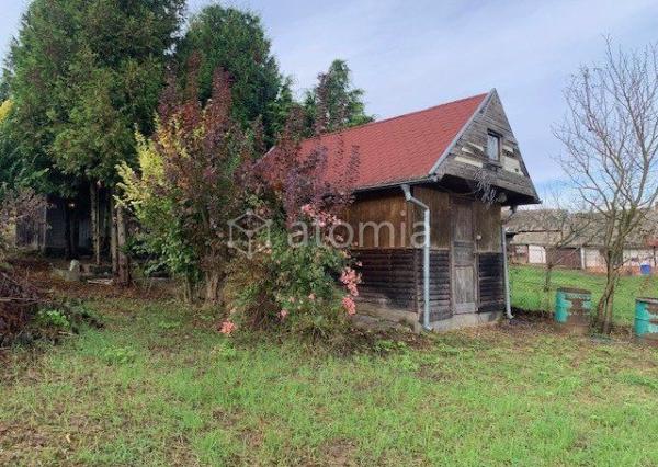 Pekný pozemok s dvomi drevostavbami a základovou doskou