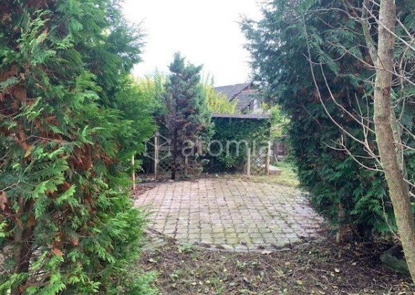 Pekný pozemok s dvomi drevostavbami a základovou doskou