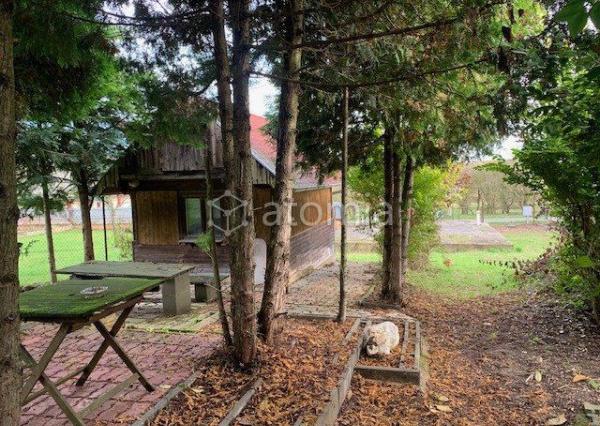 Pekný pozemok s dvomi drevostavbami a základovou doskou