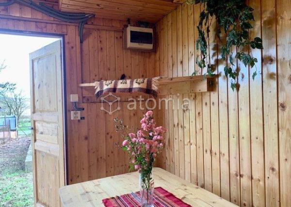 Pekný pozemok s dvomi drevostavbami a základovou doskou