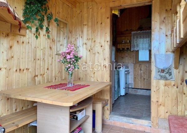 Pekný pozemok s dvomi drevostavbami a základovou doskou