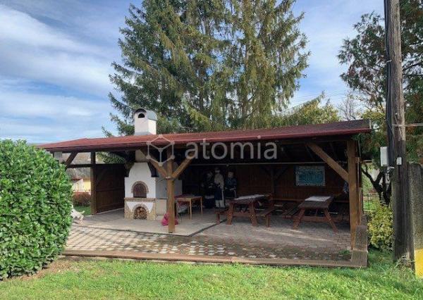 Pekný pozemok s dvomi drevostavbami a základovou doskou