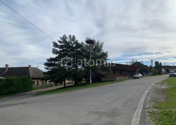 Pekný pozemok s dvomi drevostavbami a základovou doskou