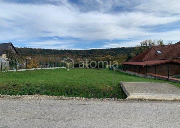 Pekný pozemok s dvomi drevostavbami a základovou doskou