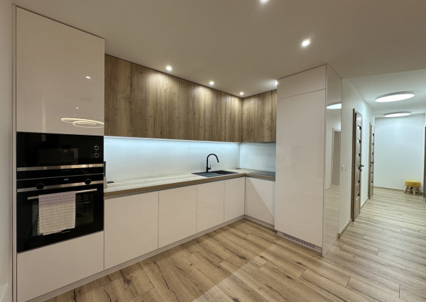 LUXUSNÝ 3-IZBOVÝ BYT S VEĽKOU TERASOU A PARKOVANÍM