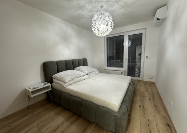 LUXUSNÝ 3-IZBOVÝ BYT S VEĽKOU TERASOU A PARKOVANÍM