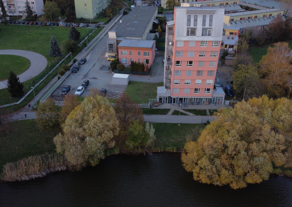 Nebytový priestor + 5,7á pozemok na sídlisku Nad Jazerom