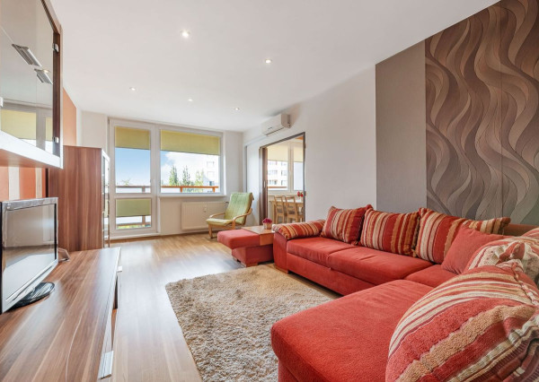 Prenájom 3 izbový pražský typ bytu zariadený Sputnikova