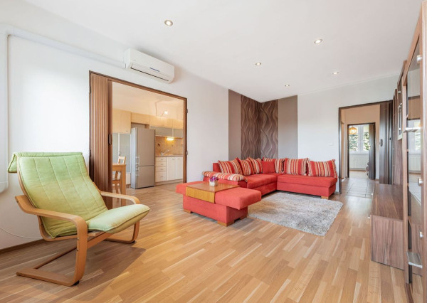 Prenájom 3 izbový pražský typ bytu zariadený Sputnikova