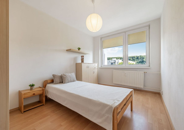 Prenájom 3 izbový pražský typ bytu zariadený Sputnikova