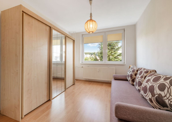 Prenájom 3 izbový pražský typ bytu zariadený Sputnikova