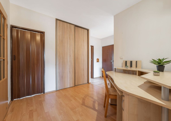 Prenájom 3 izbový pražský typ bytu zariadený Sputnikova