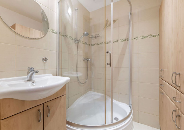 Prenájom 3 izbový pražský typ bytu zariadený Sputnikova