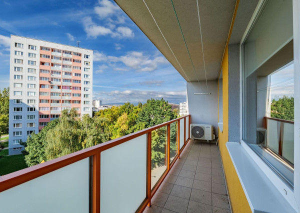 Prenájom 3 izbový pražský typ bytu zariadený Sputnikova