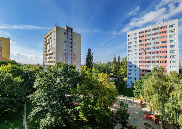 Prenájom 3 izbový pražský typ bytu zariadený Sputnikova