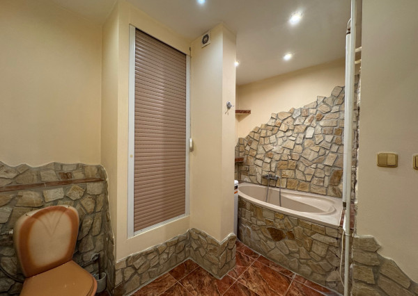 Prenájom 2 izbový tehlový byt po rek. Košice I. Staré mesto