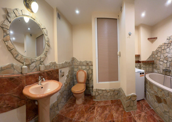 Prenájom 2 izbový tehlový byt po rek. Košice I. Staré mesto