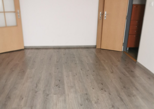 Veľký 3 izbový byt blízko centra