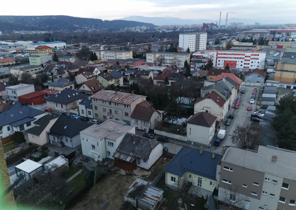 Veľký 3 izbový byt blízko centra