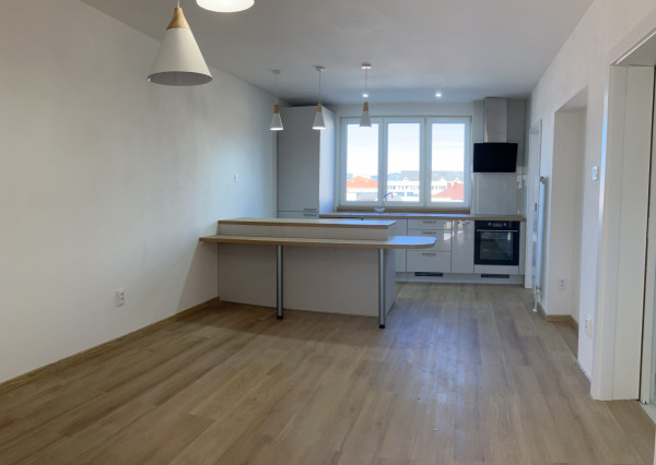 Na prenájom moderný úplne prerobený nezariadený 3-izbový byt