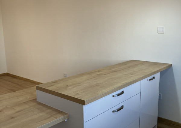 Na prenájom moderný úplne prerobený nezariadený 3-izbový byt