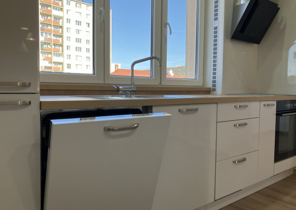 Na prenájom moderný úplne prerobený nezariadený 3-izbový byt