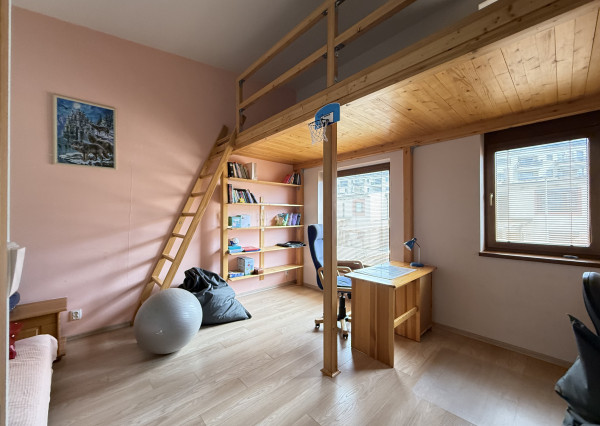 Moderný rodinný dom s 3 spálňami a šatníkom | Panoráma