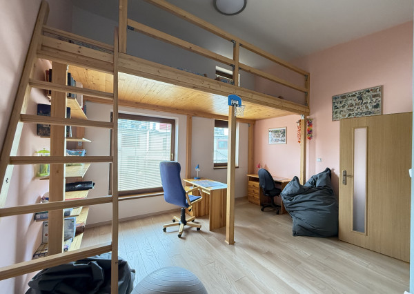 Moderný rodinný dom s 3 spálňami a šatníkom | Panoráma