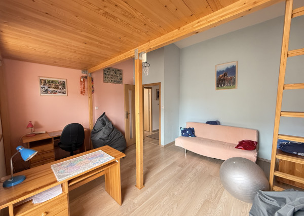 Moderný rodinný dom s 3 spálňami a šatníkom | Panoráma