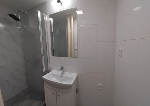 PRENÁJOM: moderný komplet zmodernizovaný nezariadený 3-izbák